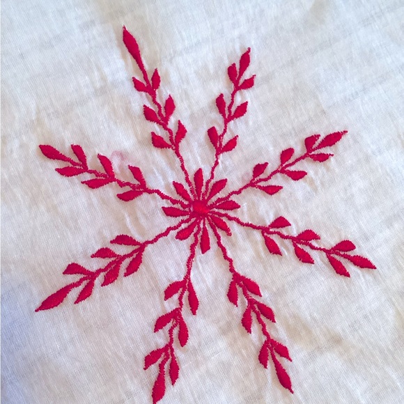 ❄️ Elegant Winter sheer tablecloth, approx 59 x 84”, embroidered snowflakes. - Picture 3 of 14